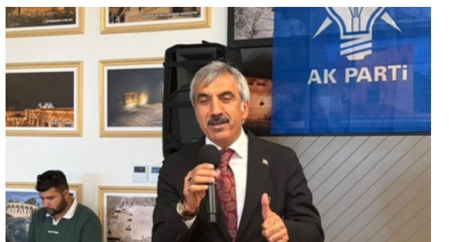 AKP Kilis Milletvekili Ahmet Salih Dal’ın bir etkinlikte mikrofonla konuşurken çekilmiş fotoğrafı.