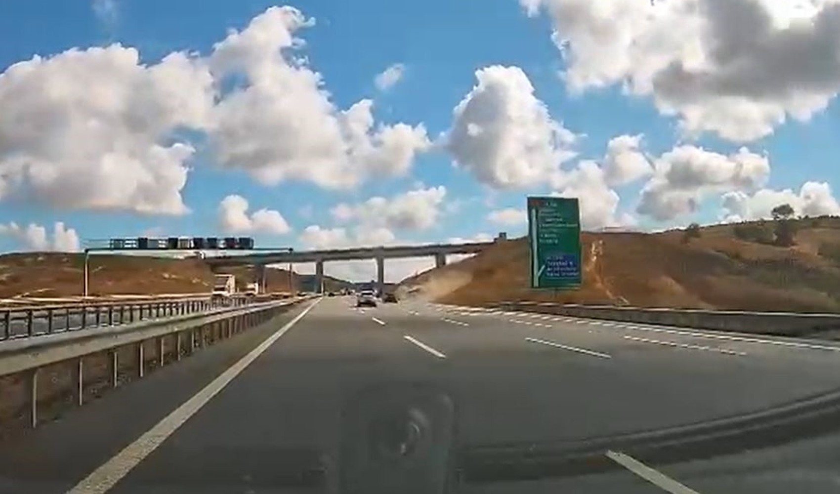 Kuzey Marmara Otoyolu’nda tırın dorsesi koptu, şarampole yuvarlandı! O anlar araç kamerasında
