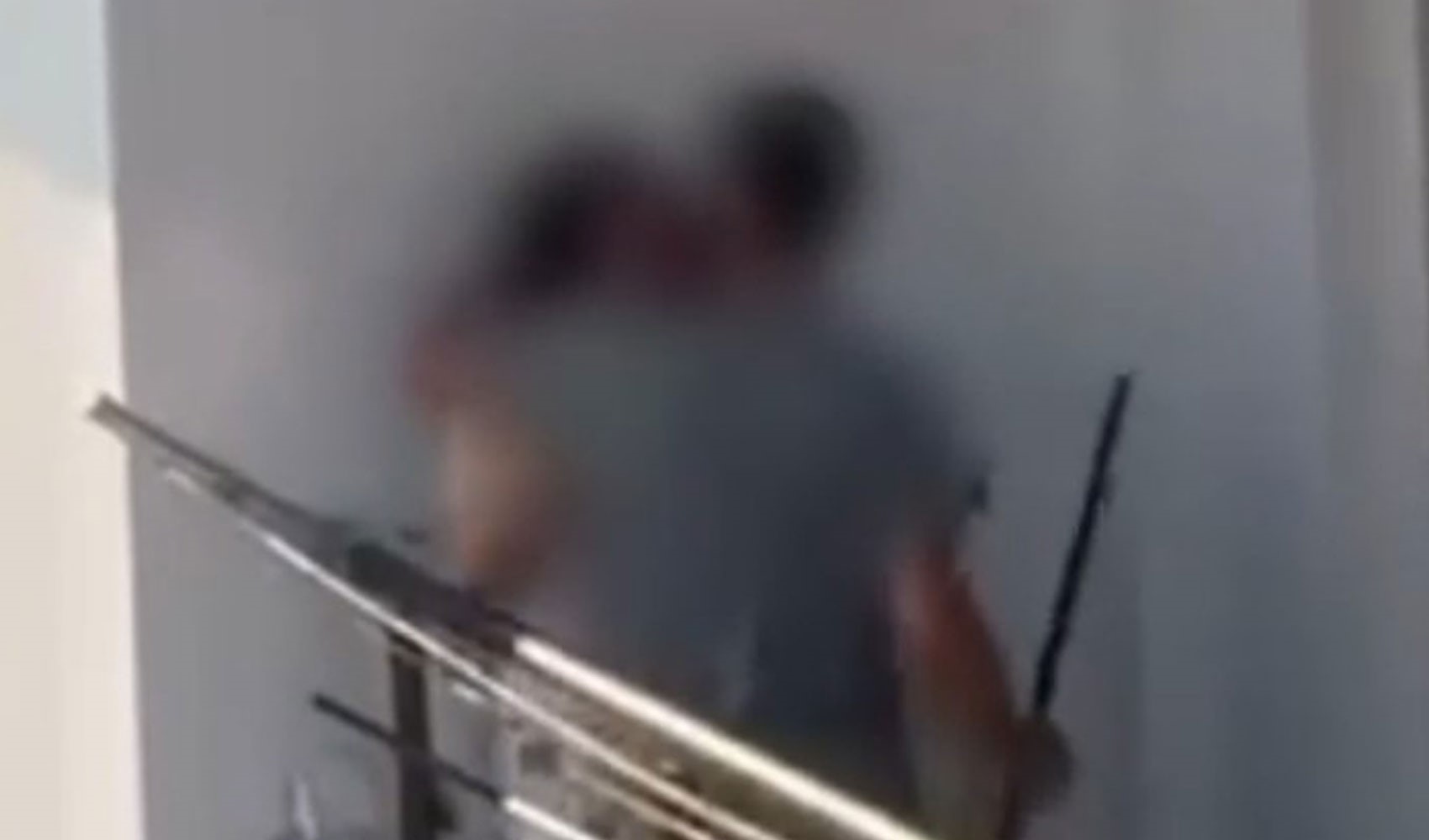 Kadını balkonda sopa ile darp etti