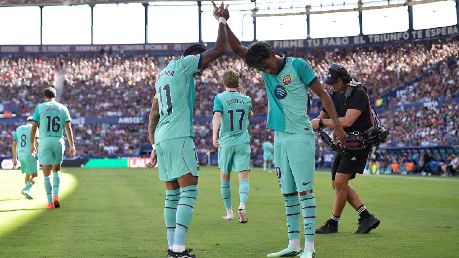 Barcelona oyuncuları sahada gol sevinci yaşarken Lamine Yamal takım arkadaşıyla el ele kutlama yapıyor.