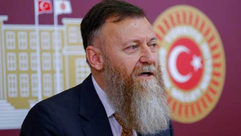 Aytuğ Atıcı'nın TBMM arka planı önünde çekilmiş fotoğrafı.
