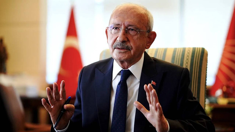 Kemal Kılıçdaroğlu'nun çalışma odasında konuşurken çekilmiş fotoğrafı.