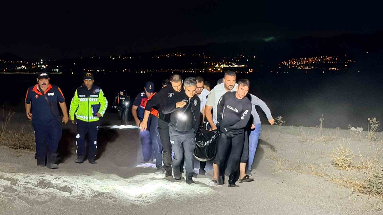 Gece saatlerinde İznik Gölü kıyısında polis, AFAD ve arama kurtarma ekipleri görülüyor.