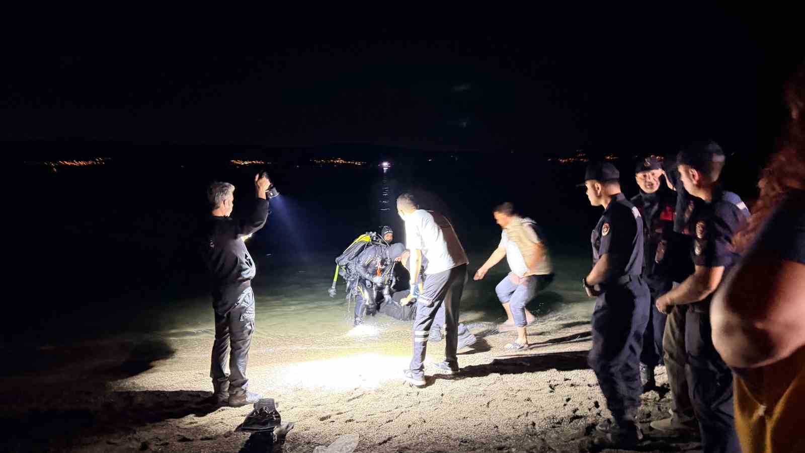 İznik Gölü kıyısında dalgıç ve polis ekiplerinin gece çalışması görülüyor.