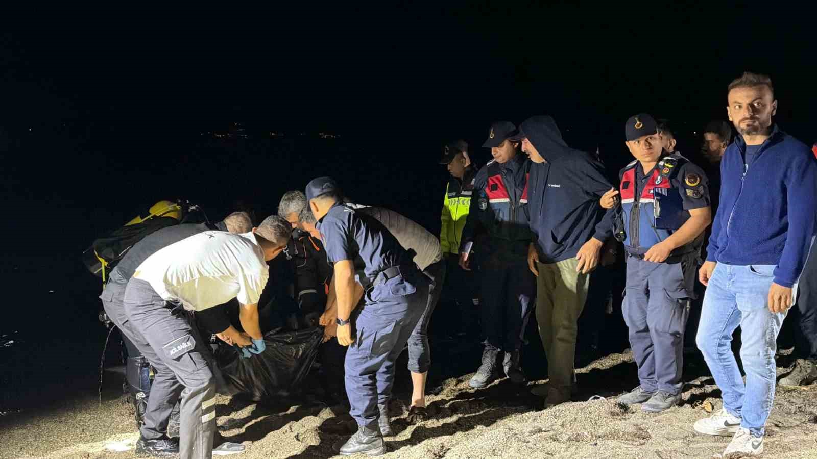Gece karanlığında İznik Gölü kıyısında güvenlik güçleri ve arama kurtarma ekipleri bulunuyor.