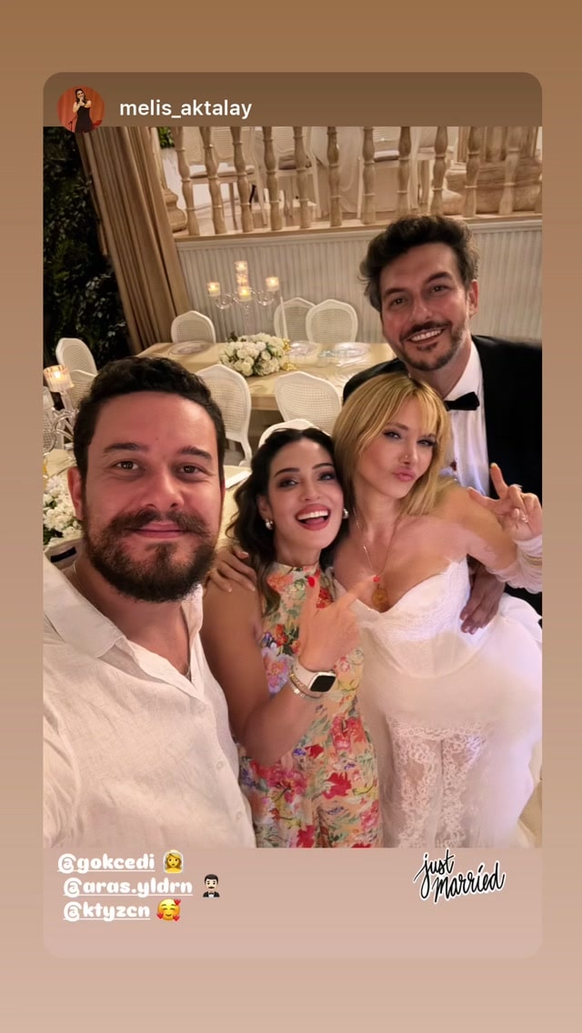 Gökçe Dinçer et Aras Yıldıran posent avec leurs amis après la cérémonie.