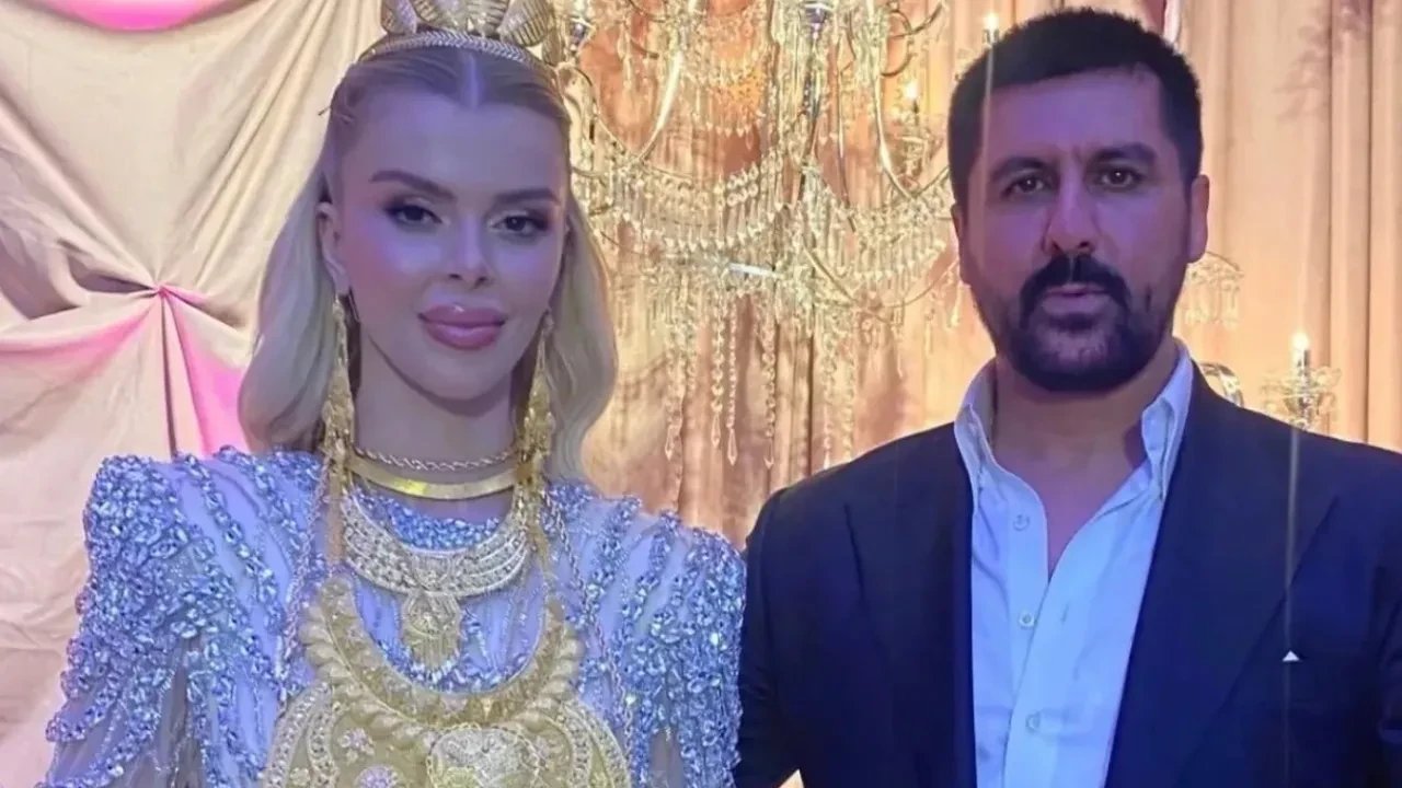 Çağla Öz Tançalan ve Mehmet Fatih Tançalan düğün ortamında yan yana görülüyor.