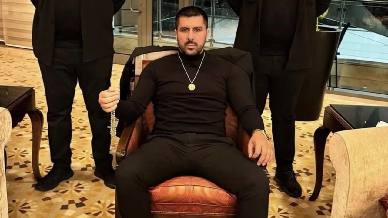 Mehmet Fatih Tançalan’ın bir iç mekânda otururken çekilmiş fotoğrafı.