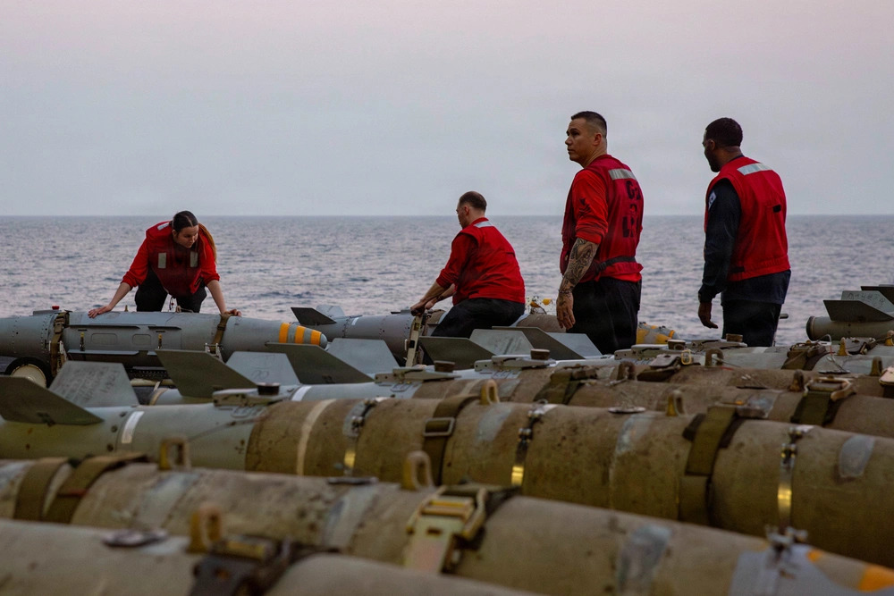 Personal de la Marina de EE. UU. transportando municiones en el portaaviones USS Abraham Lincoln.