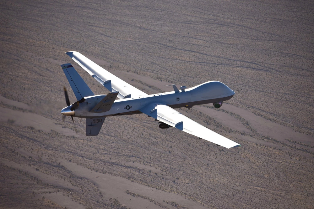 Un dron MQ-9 Reaper de la Fuerza Aérea de EE. UU. vuela sobre terreno desértico.