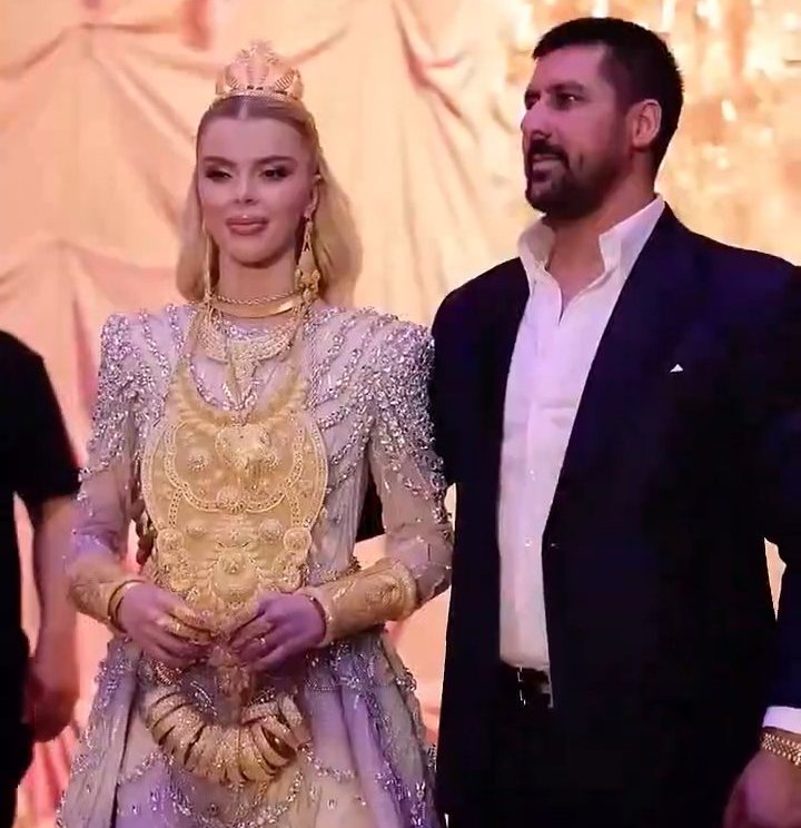Düğün sahnesinde Çağla Öz Tançalan ve Mehmet Fatih Tançalan görülüyor.