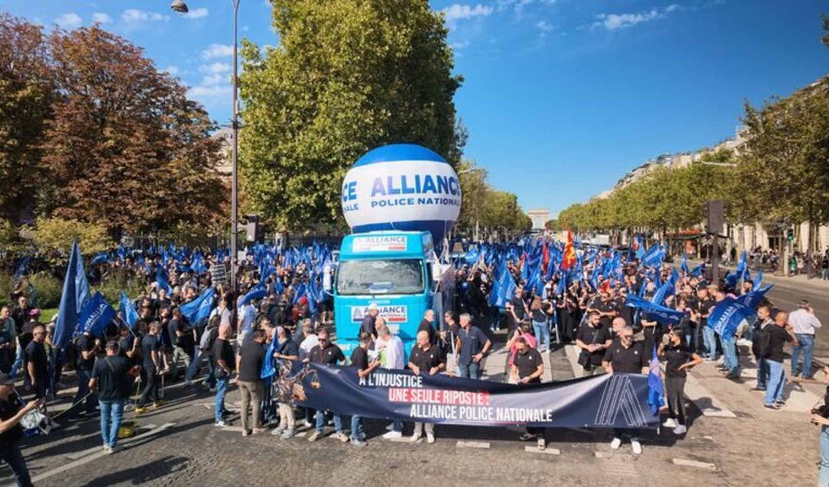 Fransa’da maaş zammı isteyen binlerce polis Paris’te yürüdü