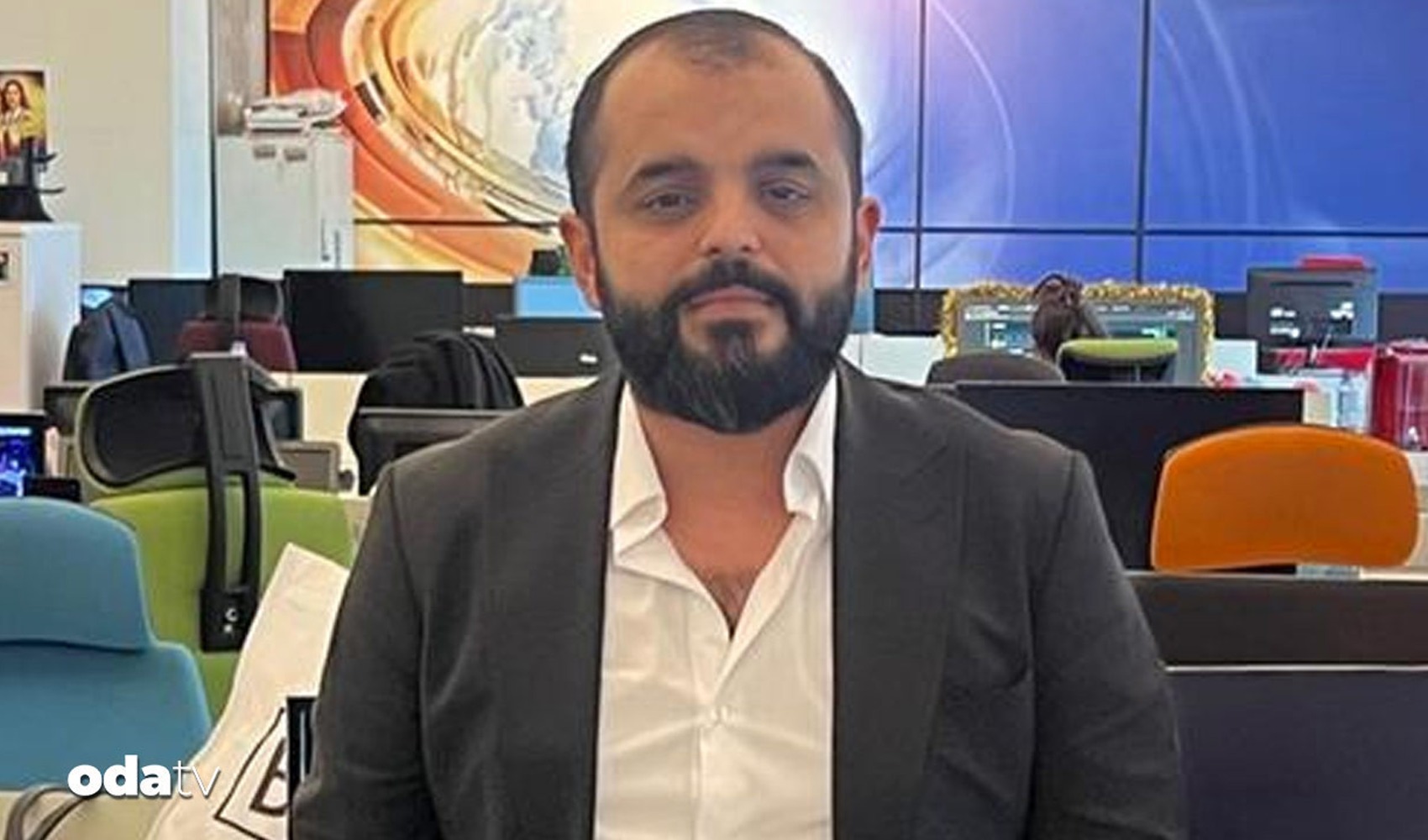 Gazeteci Selahattin Günday’ın haber merkezinde çekilmiş fotoğrafı.