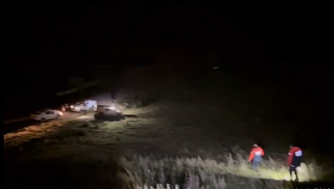 Einsatzkräfte und Fahrzeuge bei der Suche im ländlichen Raum während der Nachtstunden.