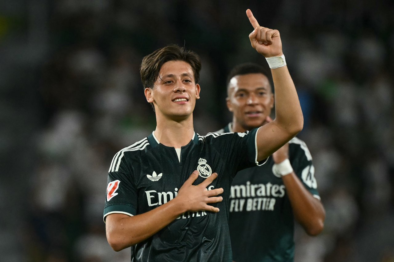 Real Madrid forması giyen Arda Güler maç sonunda elini kaldırarak taraftarları selamlıyor.