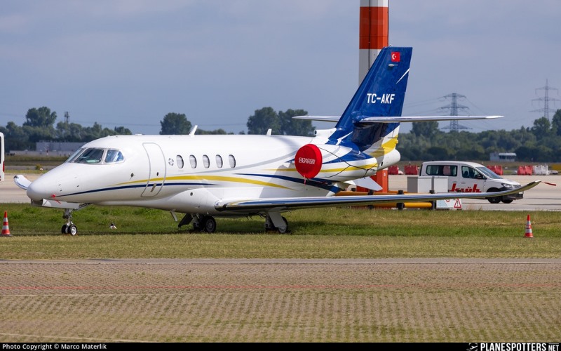 TC-AKF kuyruk tescilli beyaz ve mavi renkli Cessna tipi iş jeti apronda görülüyor.
