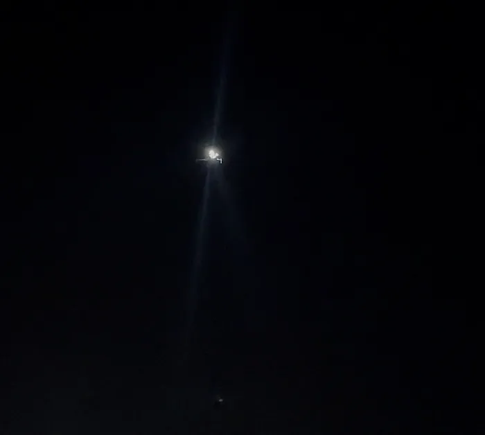 Gece karanlığında havada ışığı görülen dron görüntüsü.