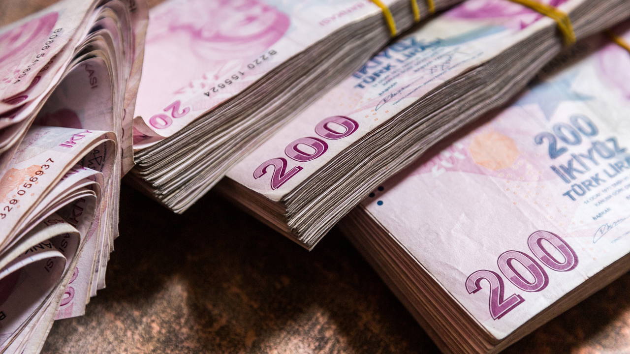 Lastikle bağlanmış 200 TL'lik banknot desteleri.