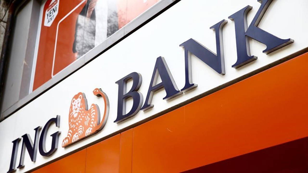 ING Bank tabelasının bulunduğu turuncu-beyaz cephe.