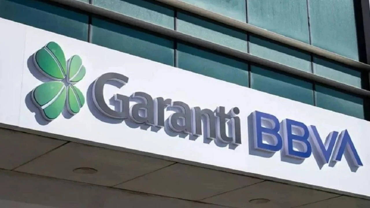 Garanti BBVA tabelasının yakın plan görüntüsü.