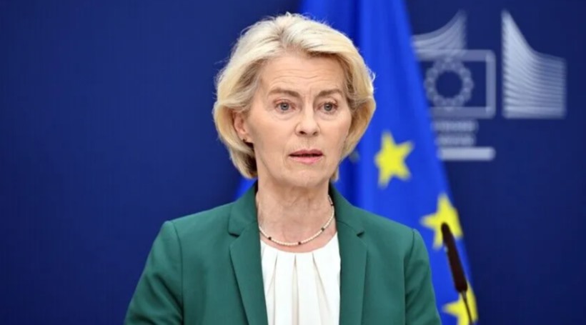 AB Komisyonu Başkanı Ursula von der Leyen, Avrupa Birliği bayrağı önünde konuşurken.