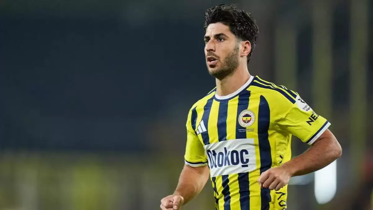 Fenerbahçe formasıyla sahada koşan Marco Asensio.