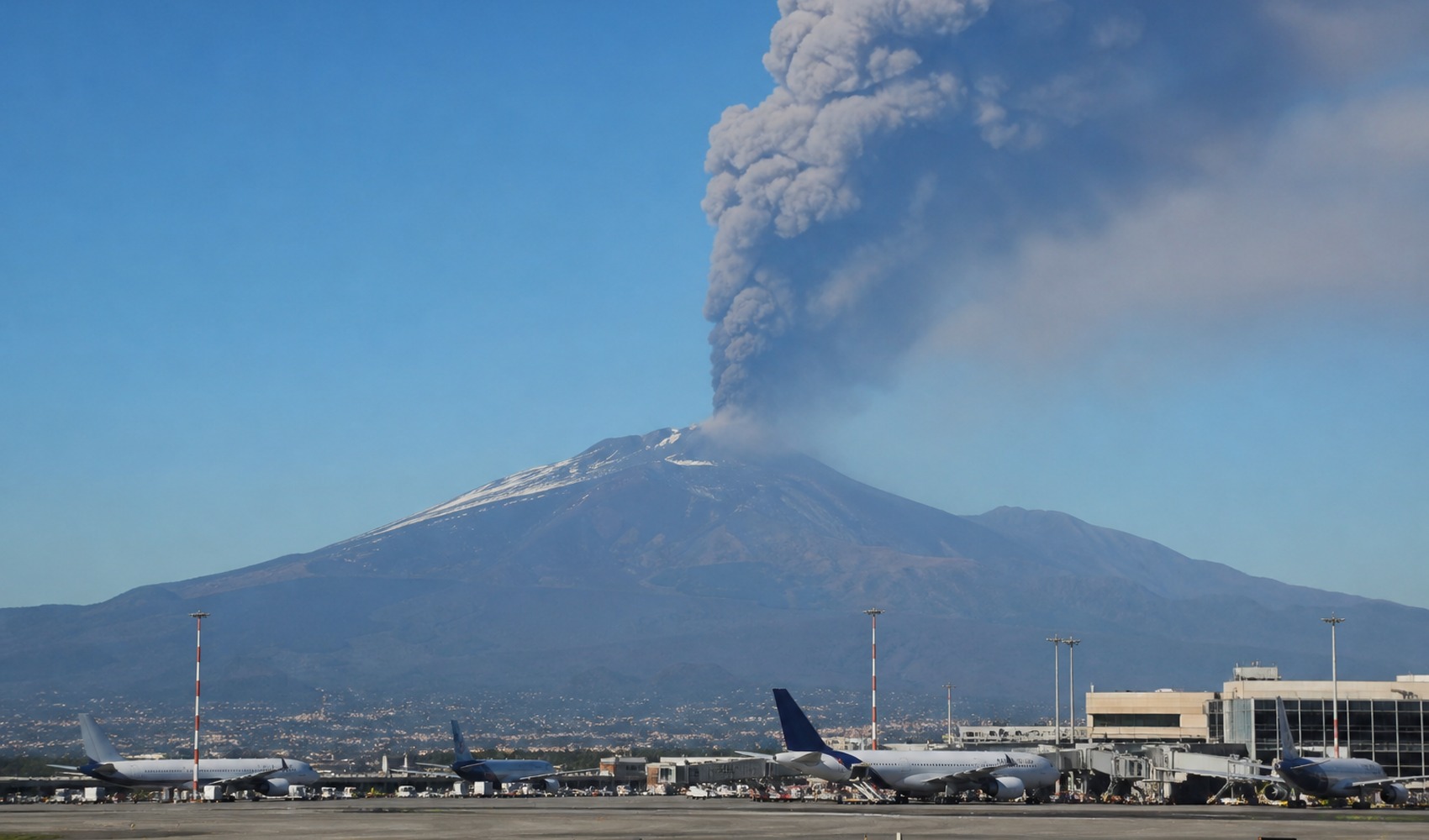Etna’nın kül bulutu Catania Havalimanı’nda uçuşları geçici olarak durdurdu