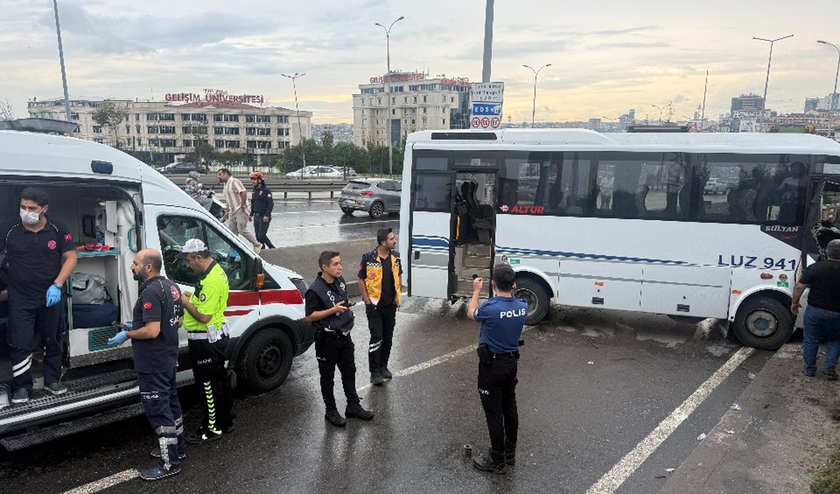 Shuttle minibus crashes on D-100 side road in Avcılar: Teams dispatched to the scene