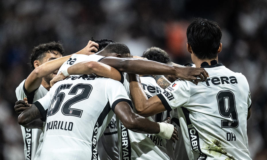 Beşiktaşlı futbolcuların maç sırasında takım halinde sevinç yaşadığı görüntü.