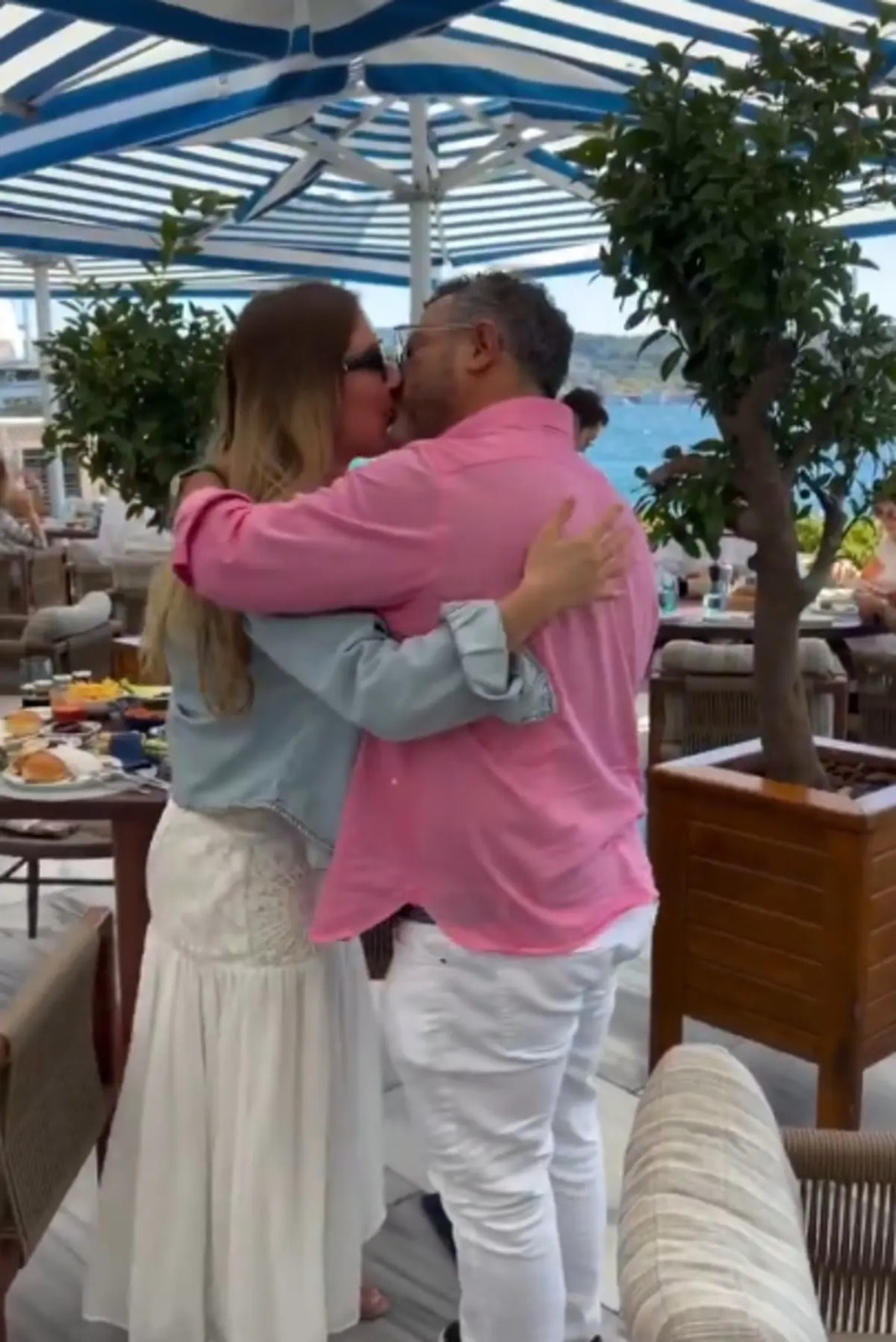 Ahmet Çiçek ve sevgilisi bir restoranda yan yana görülüyor.