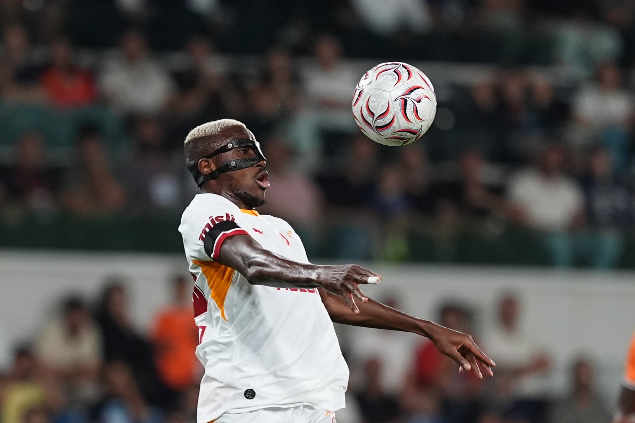 Victor Osimhen, Galatasaray formasıyla bir maçta topu kontrol etmeye çalışıyor.