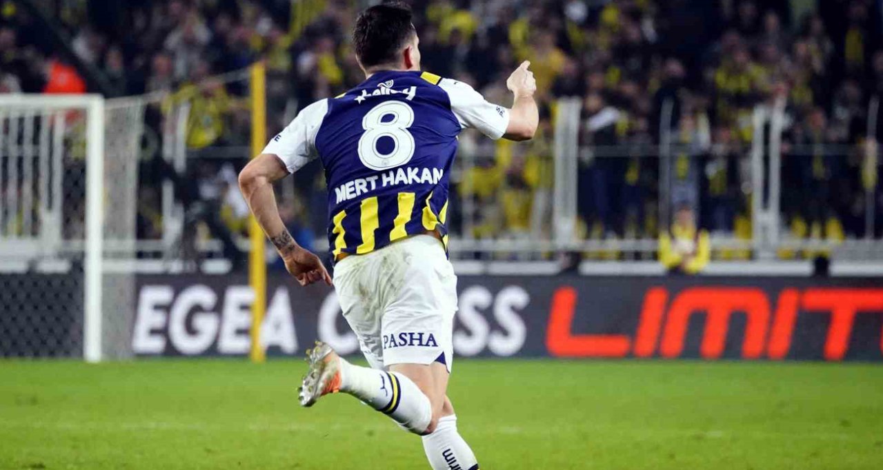 Fenerbahçe formasıyla sahada koşan Mert Hakan Yandaş.