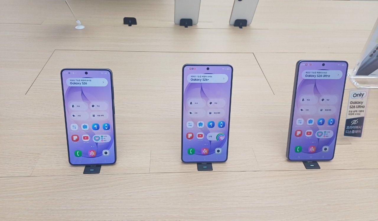 Bir mağaza standında sergilenen üç Samsung Galaxy telefon.
