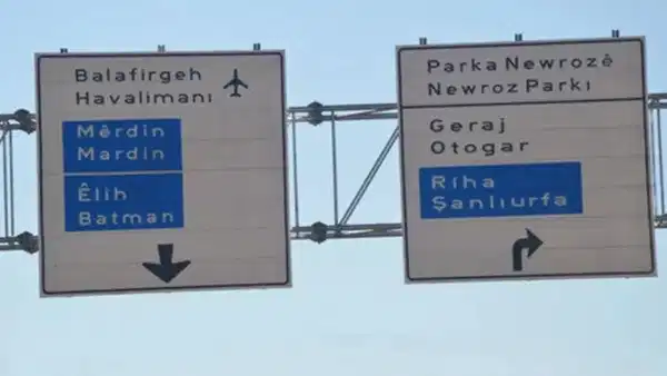 Diyarbakır’da Türkçe ve Kürtçe ifadelerin yer aldığı yönlendirme tabelaları.