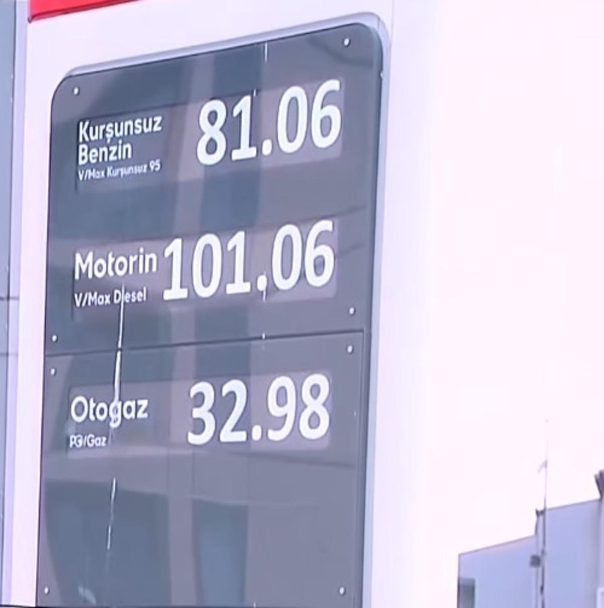 Akaryakıt istasyonundaki fiyat tabelasında motorin fiyatının 101,06 TL olarak yazıldığı görülüyor.