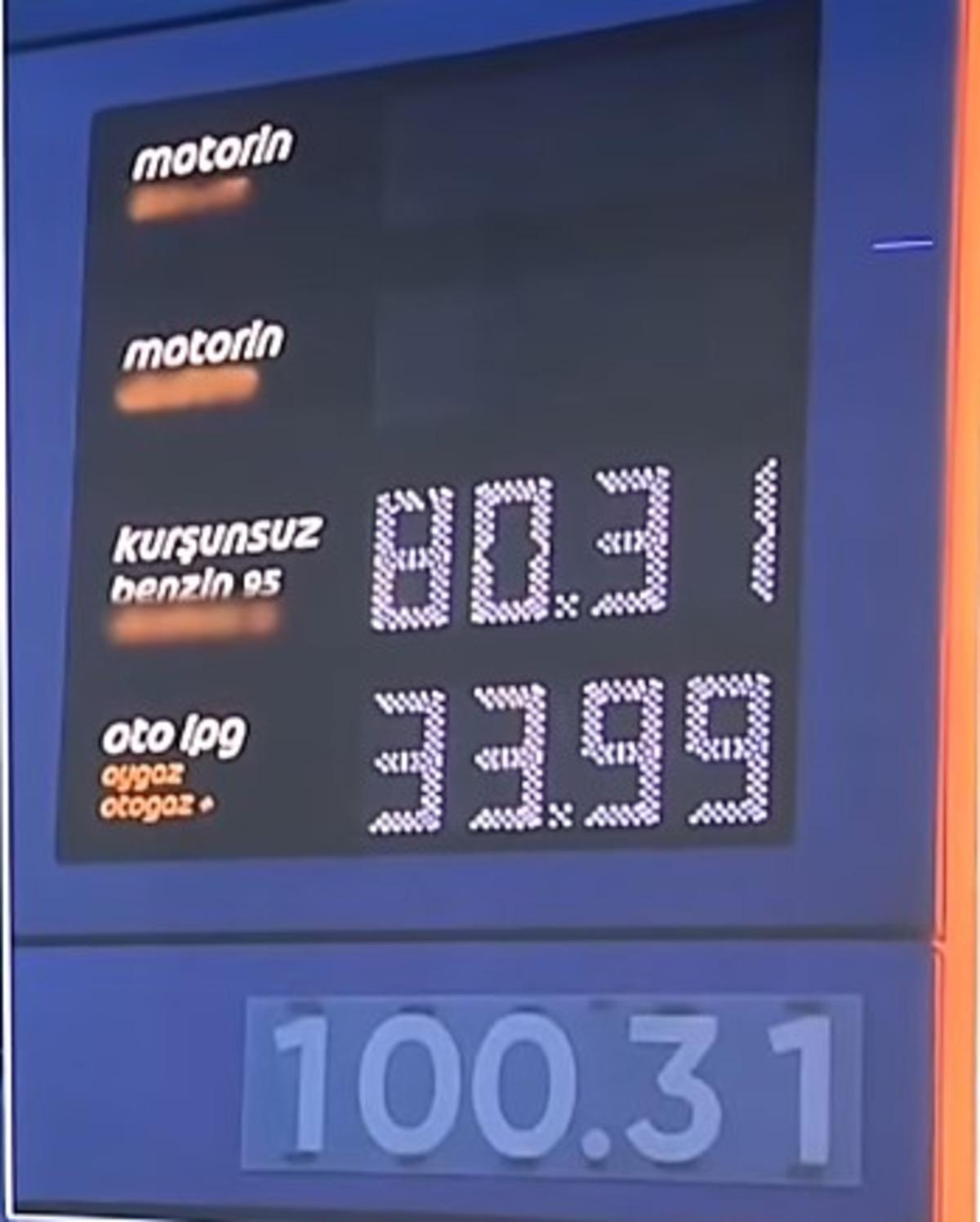 Akaryakıt fiyat tabelasında bazı satırların boş kaldığı, alt bölümde 100.31 ifadesinin görüldüğü bir pano.
