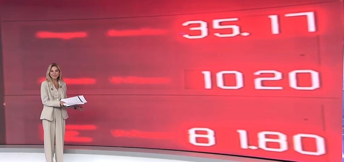 Kırmızı akaryakıt fiyat tabelası görüntüsü önünde canlı yayında konuşan bir sunucu.