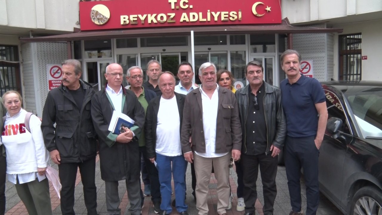 Beykoz Adliyesi önünde Kadir İnanır’ın yakınları ve avukatların bulunduğu grup.