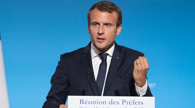 Fransa Cumhurbaşkanı Emmanuel Macron kürsüde konuşma yaparken görülüyor.