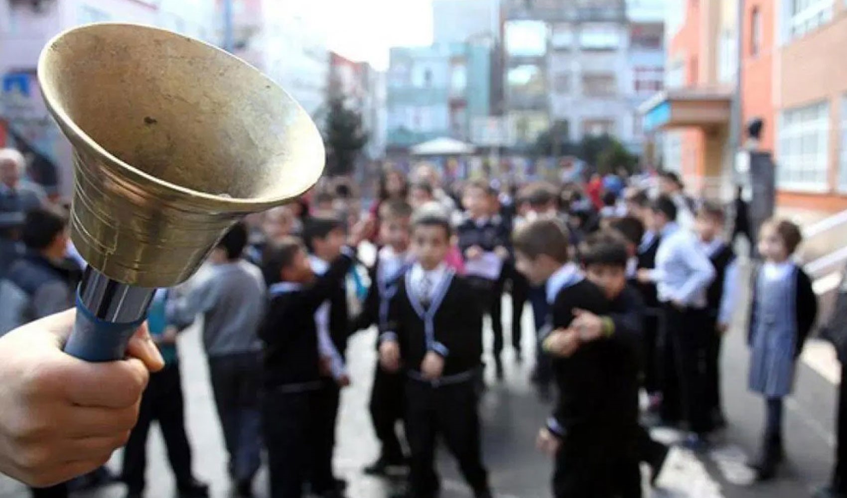 Süslü sözlerin gölgesinde çürütülen eğitim