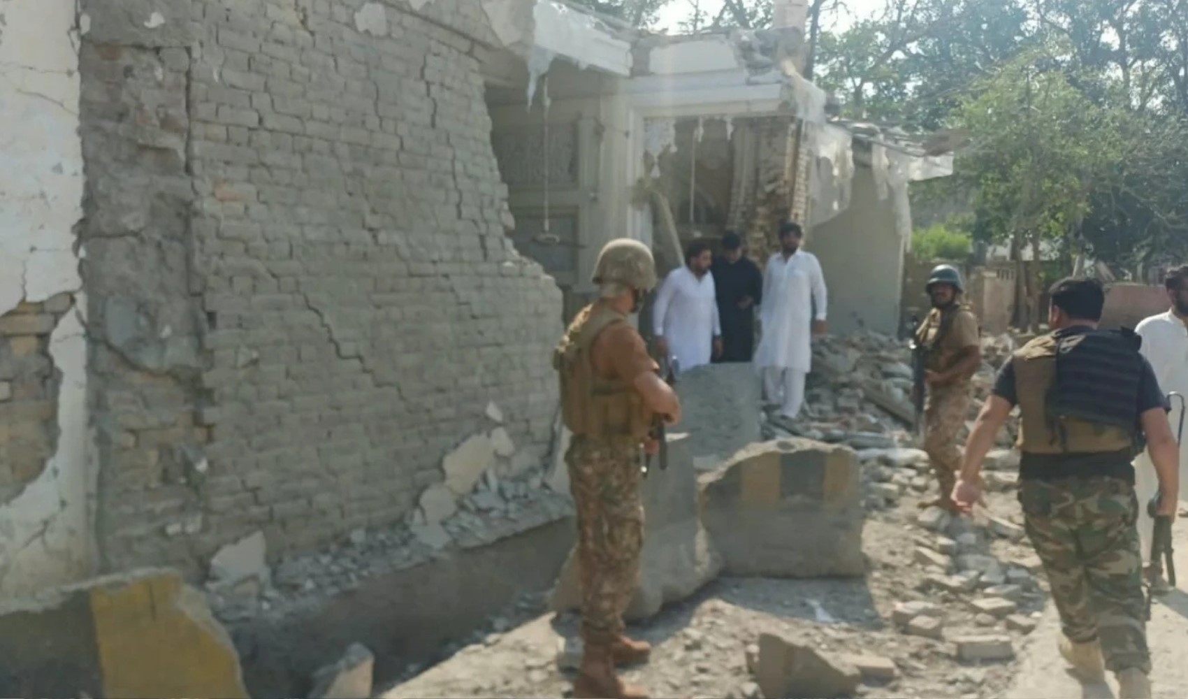 Explosion near mosque at police compound in Pakistan