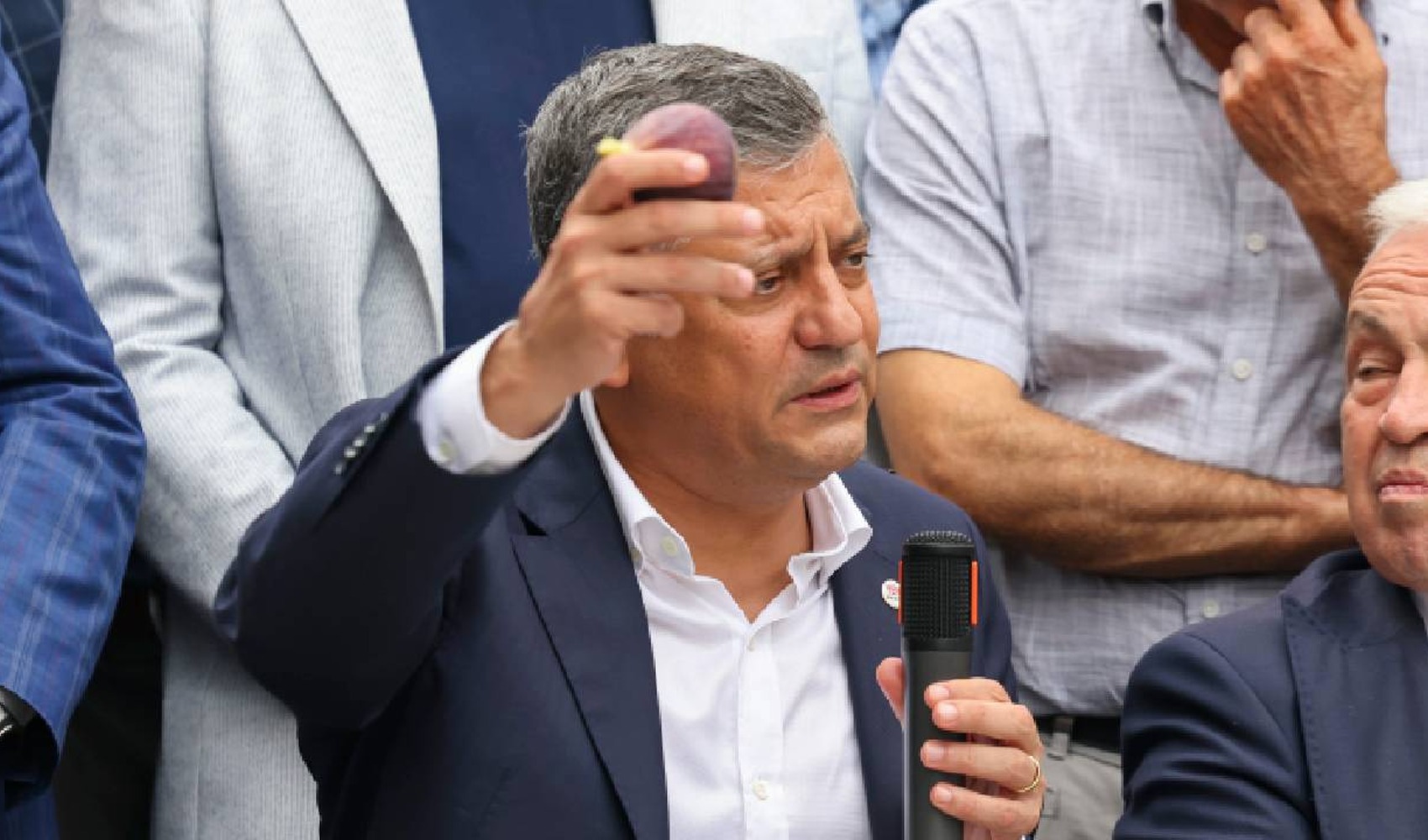 YENİ-Parteivorsitzender Özgür Özel spricht zu Feigenproduzenten in Bursa: Landwirte sollen Diesel ohne Verbrauchs- und Mehrwertsteuer erhalten