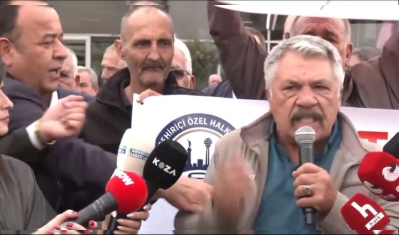 Protestoya destek vermeye gitti yurttaşla mikrofon tartışmasına girdi: Milletvekili Adnan Beker'e 'sen anlatma' tepkisi