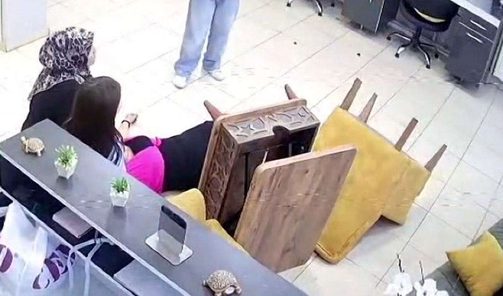 Kadın kuaförü, küçük kızının yanında darp ettiler: Saçını çektiler, yerde sürüklediler