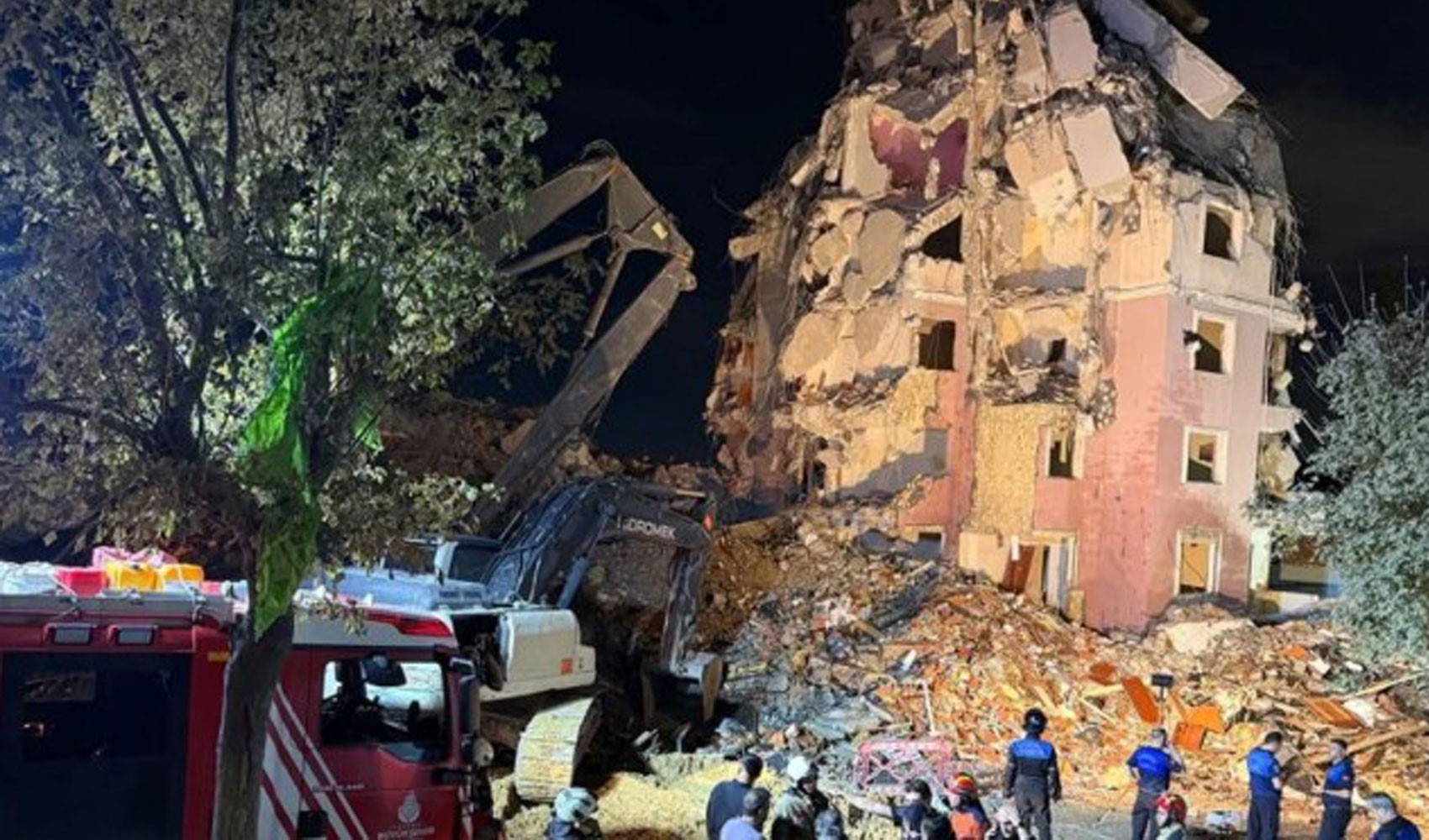 Küçükçekmece'de yıkımı süren bina çöktü: Yaralılar var
