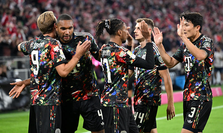 Bayern Münihli futbolcular maç sırasında gol sevincini kutluyor.