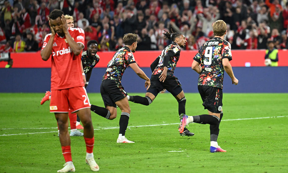 Union Berlin ve Bayern Münih futbolcuları saha içinde maç anında görülüyor.