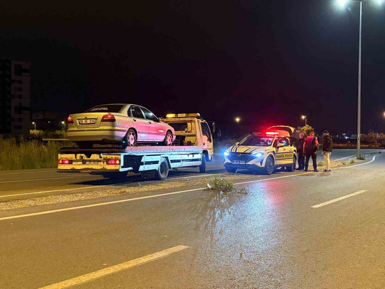 Gece saatlerinde bir otomobilin çekiciye yüklendiği, yanında trafik polis aracı ve ekiplerin bulunduğu yol görüntüsü.
