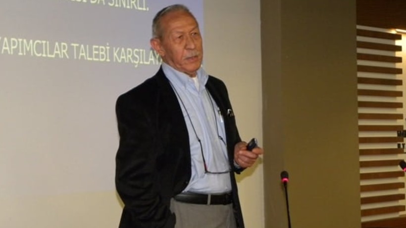 Fotografía del Prof. Dr. Uğur Ersoy tomada durante una presentación.