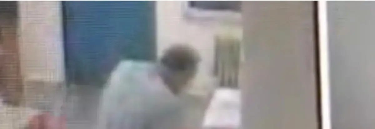 Cezaevi koridoru veya koğuş alanına ait bulanık güvenlik kamerası görüntüsü.